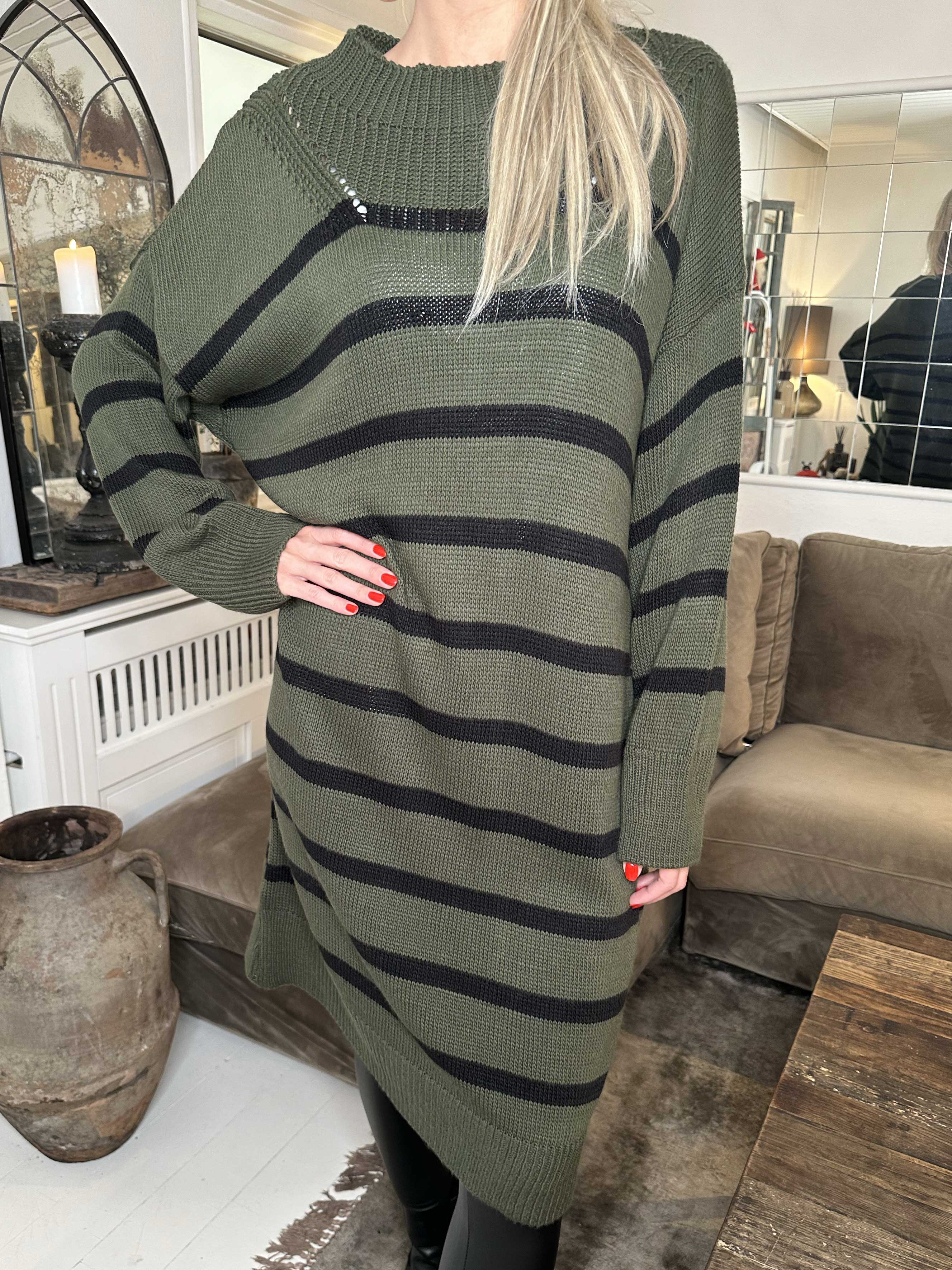 Ciara - Löst sittande stickad klänning med ränder